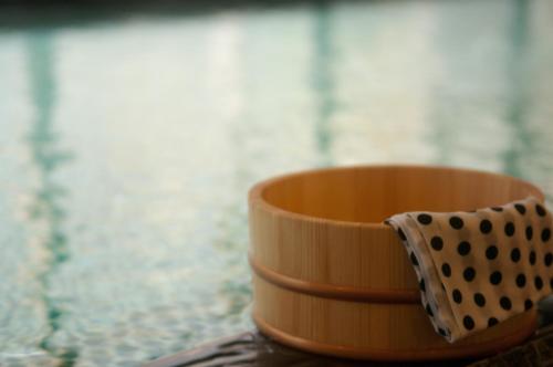 a wooden bowl sitting on top of a table at Entaijiso in Kurobe