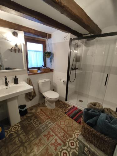 y baño con ducha, aseo y lavamanos. en El Racó de la Civaderia, casa en Montblanc, en Montblanc