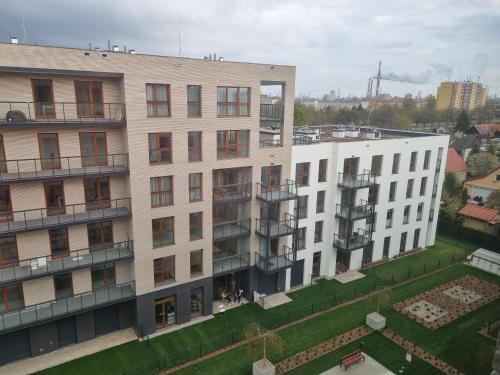 an aerial view of a building with a yard at Apartament Chrobrego in Gdańsk