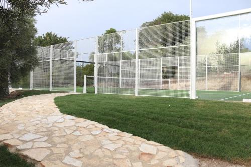 un court de tennis en face d'une clôture dans l'établissement Agriturismo Il Bagolaro, à Nerola