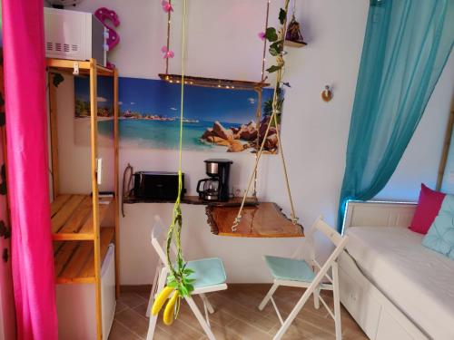 TV a/nebo společenská místnost v ubytování Wonder Room Paraiso Magico Habitacion a 2 min de la playa