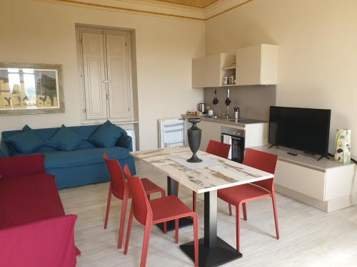 Η κουζίνα ή μικρή κουζίνα στο OLIVOLA APARTMENTS