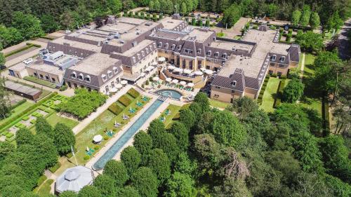 - une vue aérienne sur un grand bâtiment avec une piscine dans l'établissement Heerlickheijd van Ermelo, à Ermelo