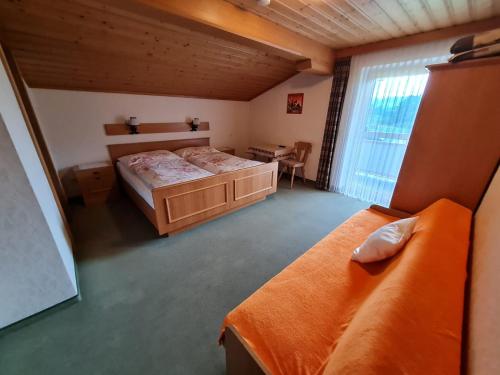 アプテナウにあるApartement Obweghof Abtenau, Salzburger Landのベッド2台、窓が備わる広い客室です。