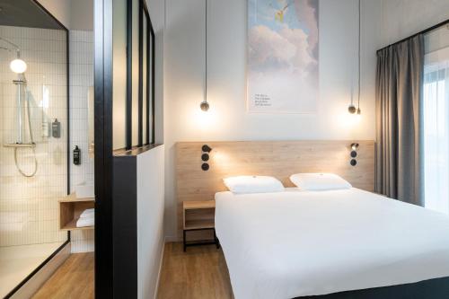 ibis Styles Namur tesisinde bir odada yatak veya yataklar