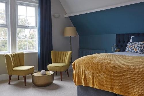 Un pat sau paturi într-o cameră la Sentry Mead Hotel