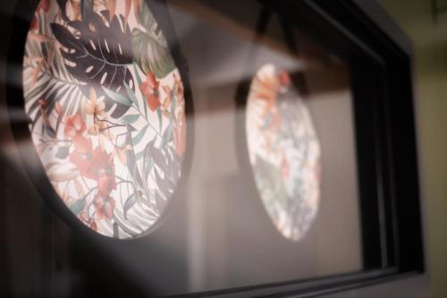 a reflection of two plates in a mirror at Maison 1686 in Niedernai