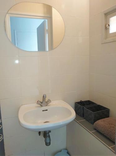 une salle de bain avec un lavabo et un miroir dans l'établissement 2FAN4 Studio Intra-murros proche plage, à Collioure