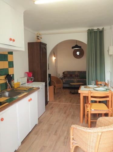 Il comprend une cuisine et un salon avec une table. dans l'établissement 2FAN4 Studio Intra-murros proche plage, à Collioure