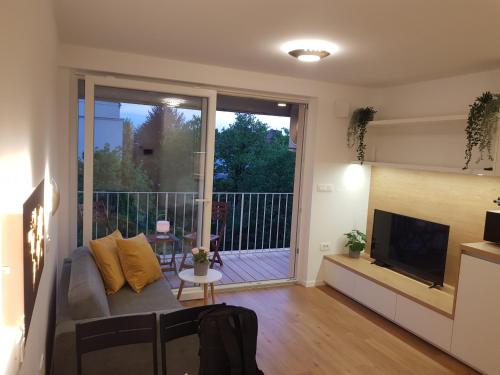 un salon avec un canapé et une télévision à écran plat dans l'établissement APARTMENT 396, à Ljubljana