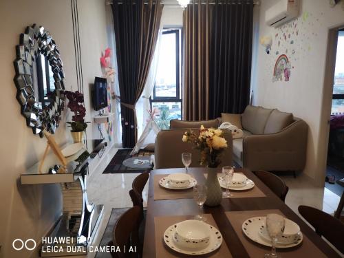 ein Wohnzimmer mit Tisch und Couch in der Unterkunft Prestige Troika Kota Bharu in Kota Bharu