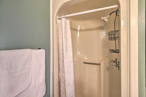 ein Bad mit einer Dusche mit einem weißen Duschvorhang in der Unterkunft Myrtle Beach Golf Course Escape about 2 Mi to Beach! in Myrtle Beach