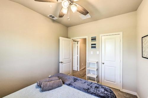 Ένα ή περισσότερα κρεβάτια σε δωμάτιο στο Brand-New Townhome Near UNTandTWU and The Square!