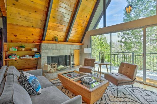 Chic A-Frame Treehouse - 3 Mi to Village!