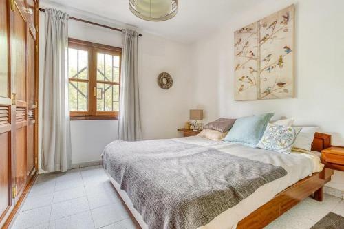 En eller flere senge i et værelse på Hogar Palmera with Pool & Beach