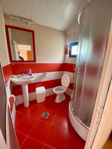 Bilik mandi di Villa Koceski