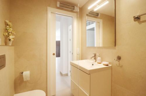 ein Badezimmer mit einem Waschbecken, einem WC und einem Spiegel in der Unterkunft Casa Antana Spainsunrentals 1130 in Frigiliana