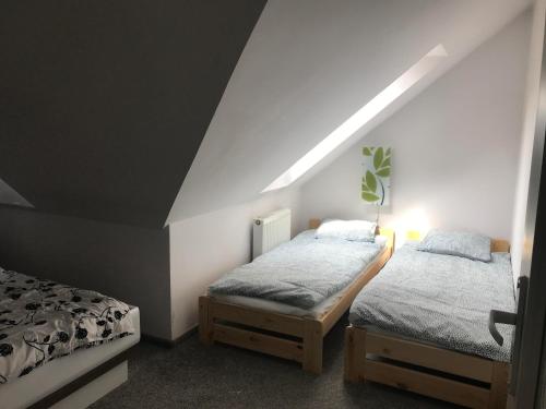1 Schlafzimmer mit 2 Betten im Dachgeschoss in der Unterkunft Apartament Słoneczny 1 in Oppeln