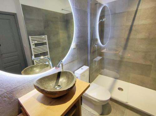 a bathroom with a sink and a toilet and a mirror at BALNEO 100M PLAGE JARDIN BRASERO in Berck-sur-Mer
