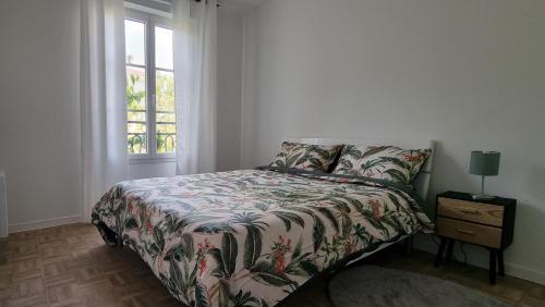 une chambre avec un lit et une fenêtre dans l'établissement Proche Disney.Un Superbe appartement bien desservi, à Bussy-Saint-Georges