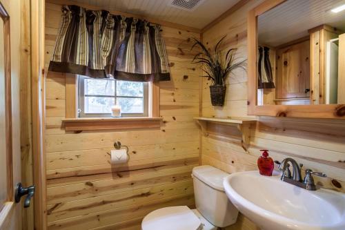Ванна кімната в Pine Haven