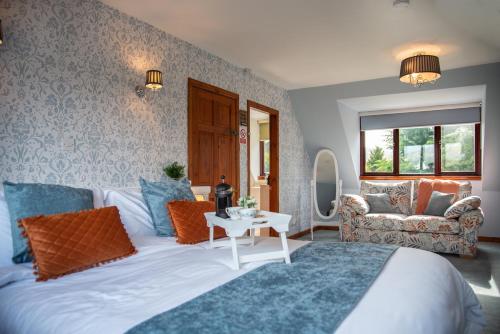 Innes House Bed & Breakfast في أكاريكيل: غرفة نوم بسرير كبير وطاولة