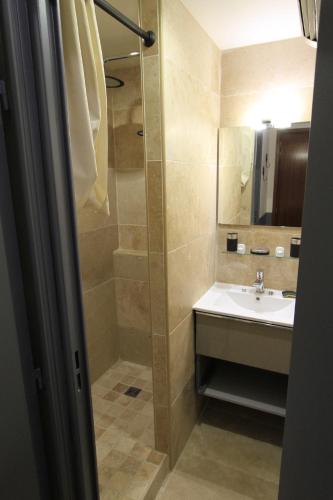 une salle de bain avec une douche avec un lavabo et une douche dans l'établissement LE VALLON DU ROY plage à 600m à pieds, à Sanary-sur-Mer