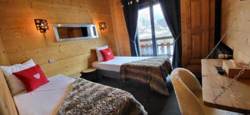 Ένα ή περισσότερα κρεβάτια σε δωμάτιο στο Hôtel Spa L'Oxygène