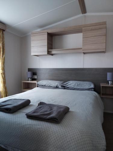 sypialnia z 2 poduszkami na łóżku w obiekcie Shorefield Country Park Self-Catering Holiday Home w mieście Lymington