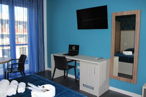 G da nonna rosa في سان سيفيرو: غرفة في الفندق مع مكتب وطاولة ومرآة