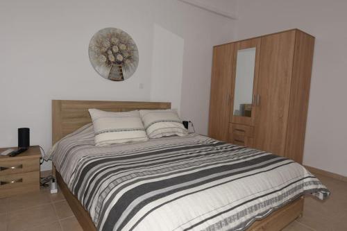sypialnia z łóżkiem i lustrem na ścianie w obiekcie Ηermes Apartment - 3 w Nauplionie