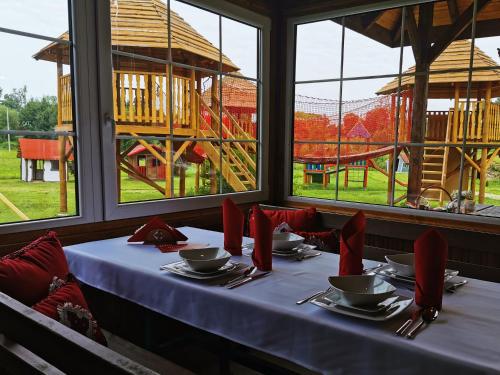 una mesa con servilletas rojas y cuencos en la parte superior en Domek rekreacyjny, en Odrzechowa