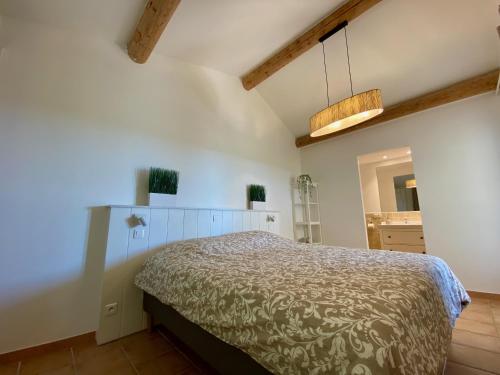 - une chambre avec un lit dans l'établissement La Bastide au Ventoux, à Bédoin
