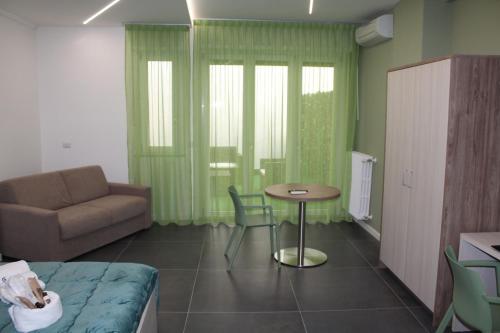 - un salon avec un canapé et une table dans l'établissement G da nonna rosa, à San Severo