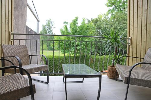 uma varanda com cadeiras, uma mesa e uma cerca em #Sweet Dreams By Nogar'Homes - WiFi-Netflix-Climatisation em Nogaro