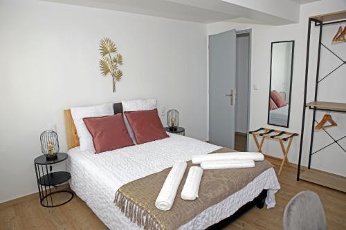 a bedroom with a large bed with red pillows at #Sweet Dreams By Nogar'Homes - WiFi-Netflix-Climatisation in Nogaro