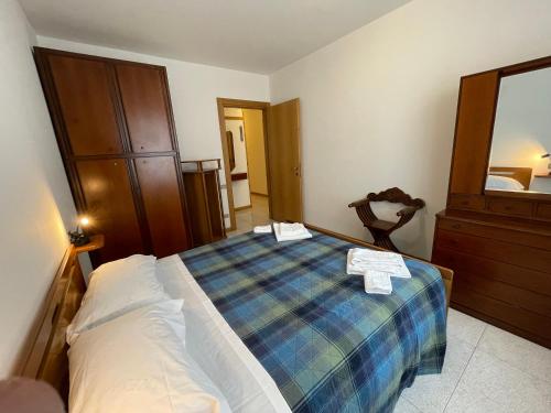 Habitación de hotel con cama y espejo en Cozy apartment with private parking on Domaso's lakeside - Larihome A09, en Domaso