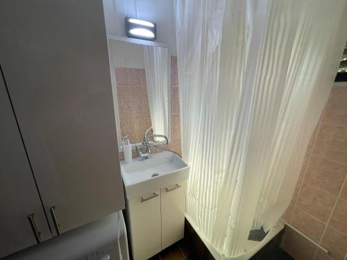 Koupelna v ubytování Levendula Jakuzzis Vendégház