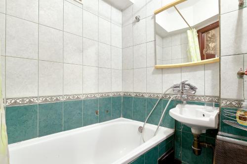 a bathroom with a bath tub and a sink at 1 комн Саксаганского17 Центр Олимпийская Дворец Спорта in Kyiv