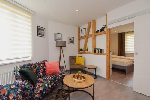 sala de estar con sofá y mesa en Ferienwohnung in ruhiger Lage von Zella-Mehlis/ Wohnung Carola en Zella-Mehlis