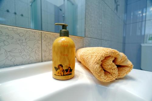 butelka mydła i ręcznik na zlewie w obiekcie Apartment Eliana w mieście Zadar