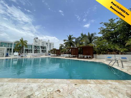Piscine de l'établissement Tropical Studio at the Beach in Isla Verde ou située à proximité