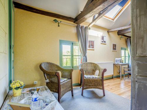 Clos du Bois Brard B&B في سوموور: غرفة معيشة مع كرسيين وطاولة