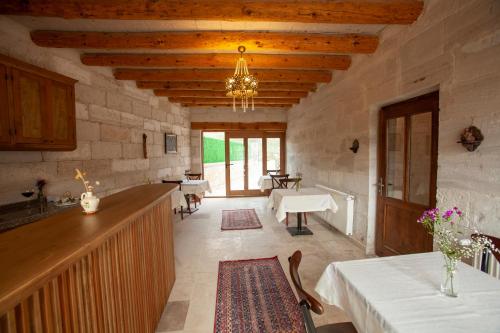 una grande stanza con cucina e sala da pranzo di Narcissos Cave Hotel a Ürgüp