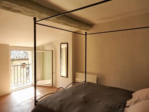 سرير أو أسرّة في غرفة في Luberon maison au cœur d'un village provençal