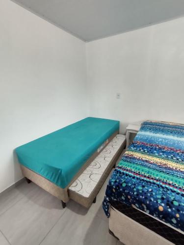 Tempat tidur dalam kamar di Apartamento em chácara próximo as praias com piscina e quiosque com internet