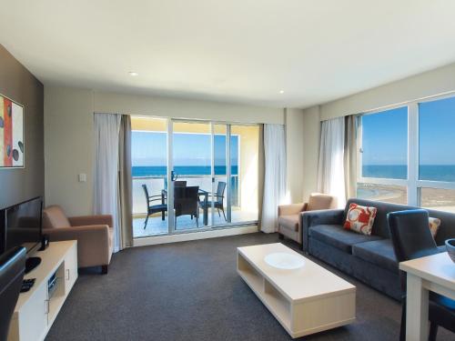 Oaks Glenelg Plaza Pier Suitesにあるシーティングエリア