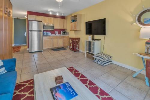 Кухня или мини-кухня в NAUTICAL THEME GARDEN VIEW STUDIO - KONA ISLANDER INN CONDOS condo

