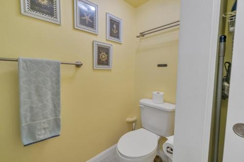 Ванная комната в NAUTICAL THEME GARDEN VIEW STUDIO - KONA ISLANDER INN CONDOS condo