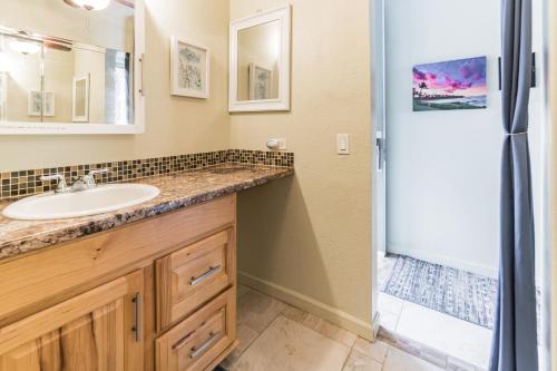Ванная комната в NAUTICAL THEME GARDEN VIEW STUDIO - KONA ISLANDER INN CONDOS condo